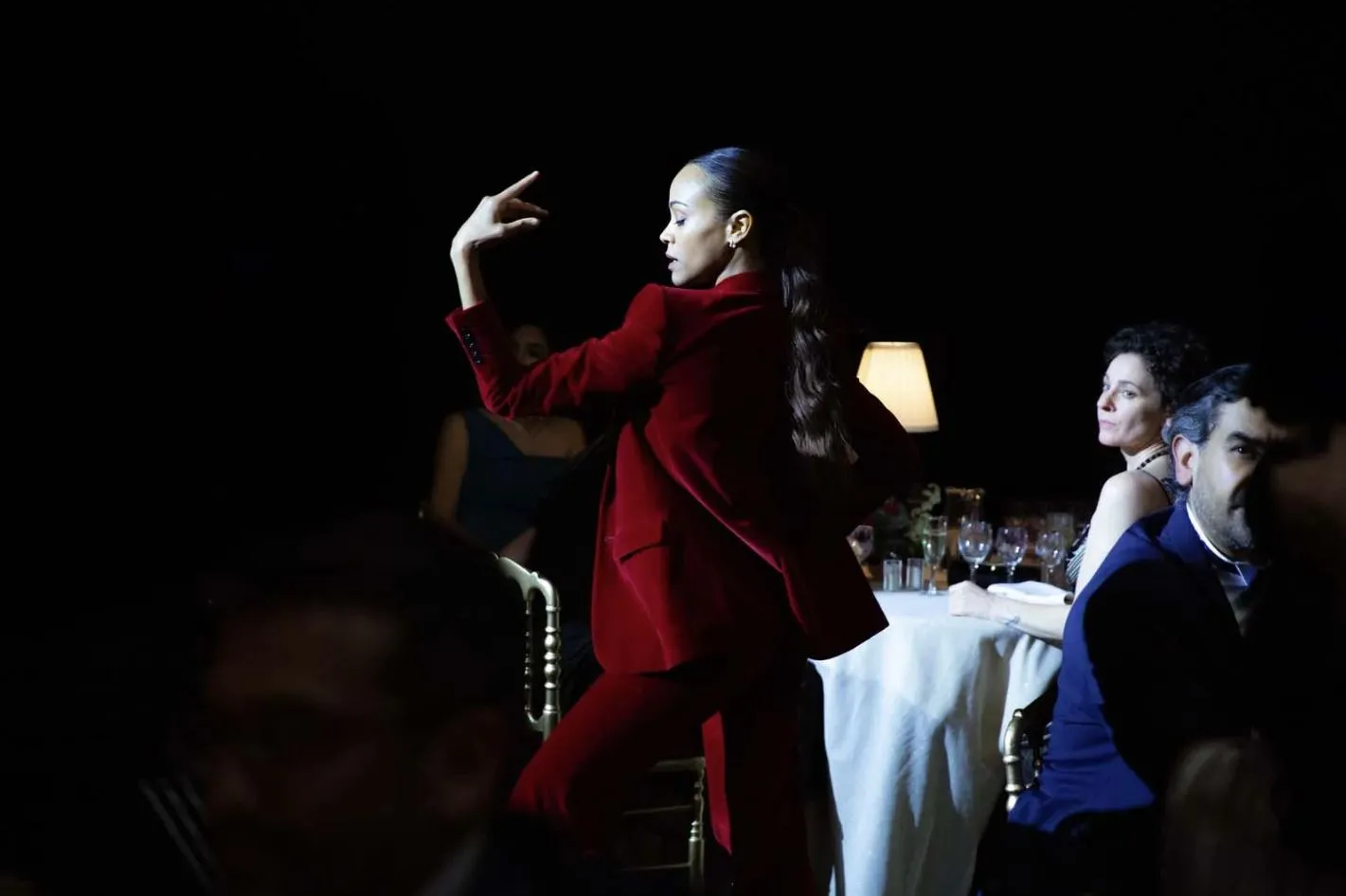 Junto de Karla Sofía, Zoe também é destaque, ainda que não apareça tão bem quando o filme lhe entrega a função de cantar