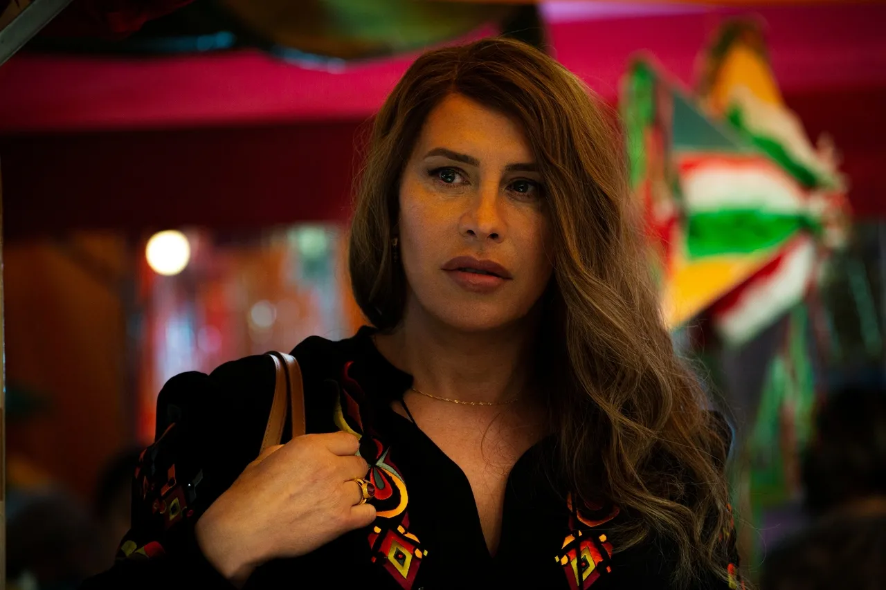 Karla Sofía é bastante magnética como Emilia, mas roteiro não ajuda personagem
