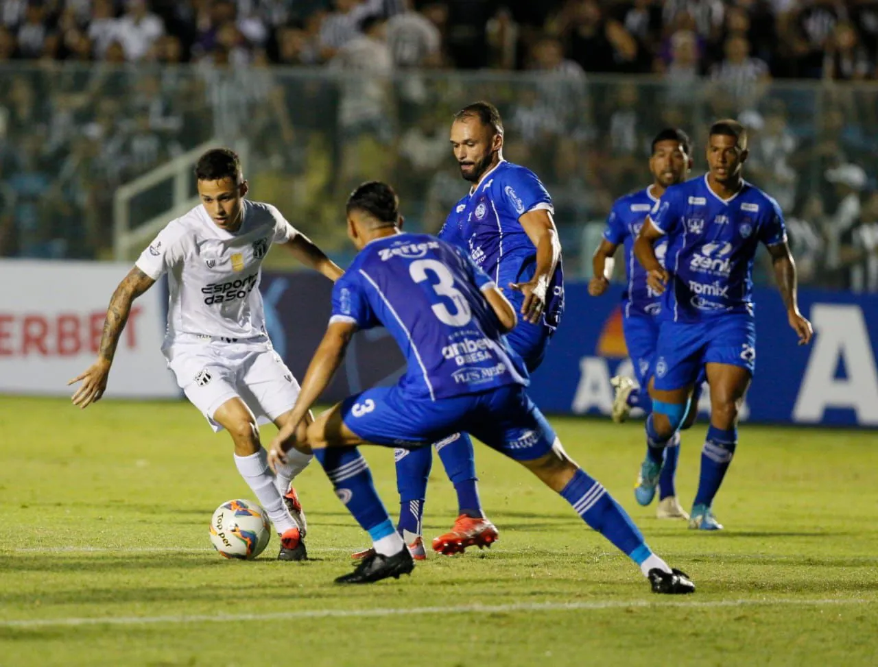 O meia Matheus Araújo ganhou oportunidade no time titular do Ceará