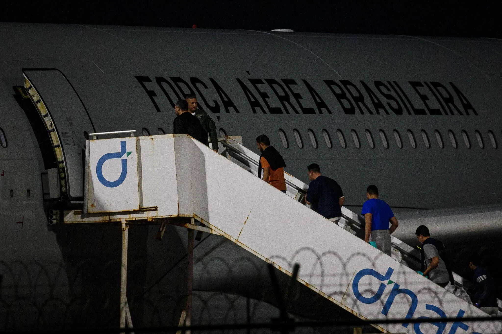 Brasileiros repatriados embarcam em voo da FAB com destino a Confins, em Minas Gerais