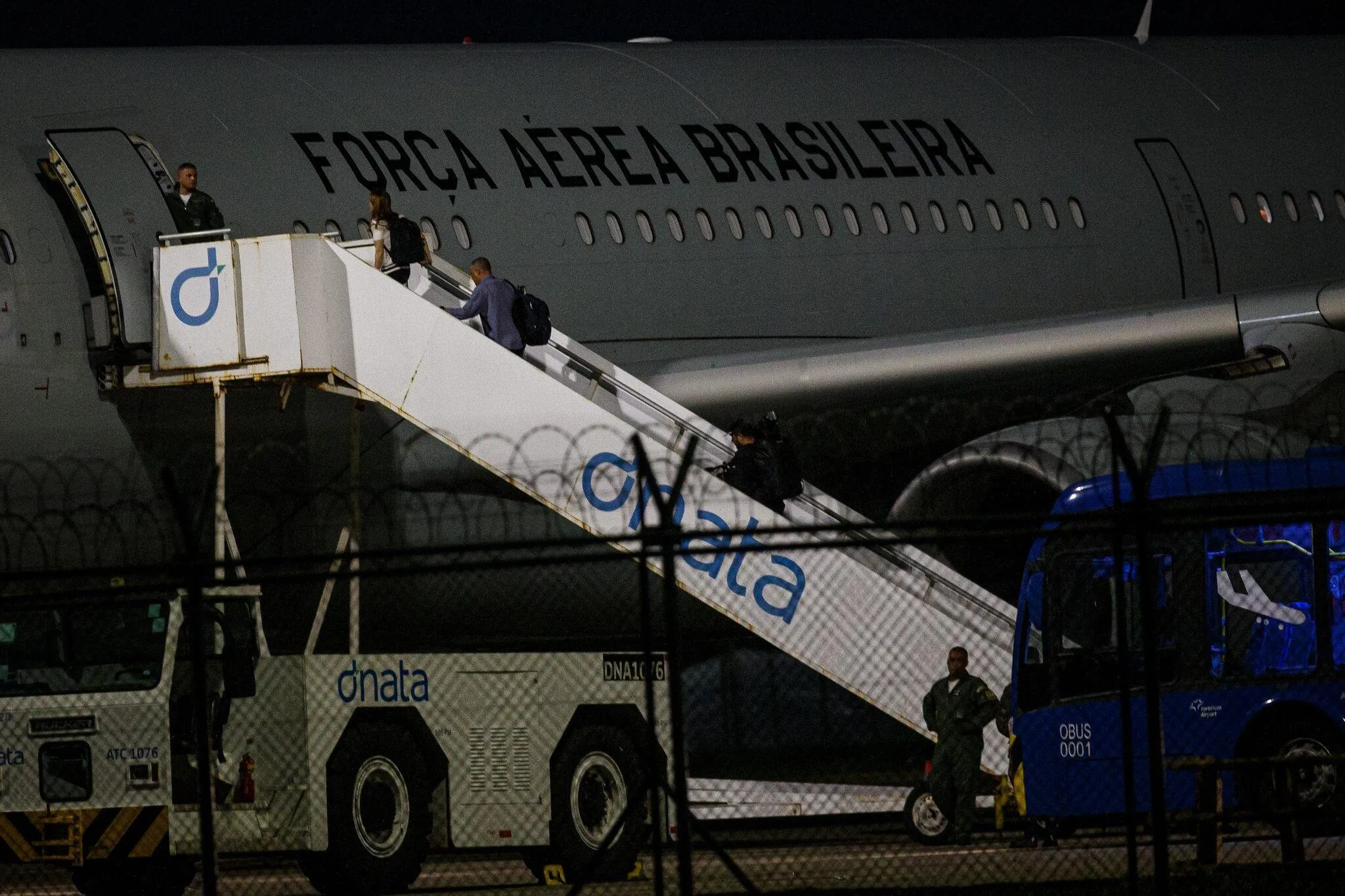 Após parada em Fortaleza, 88 brasileiros repatriados embarcam em voo da FAB com destino a Confins, em Minas Gerais