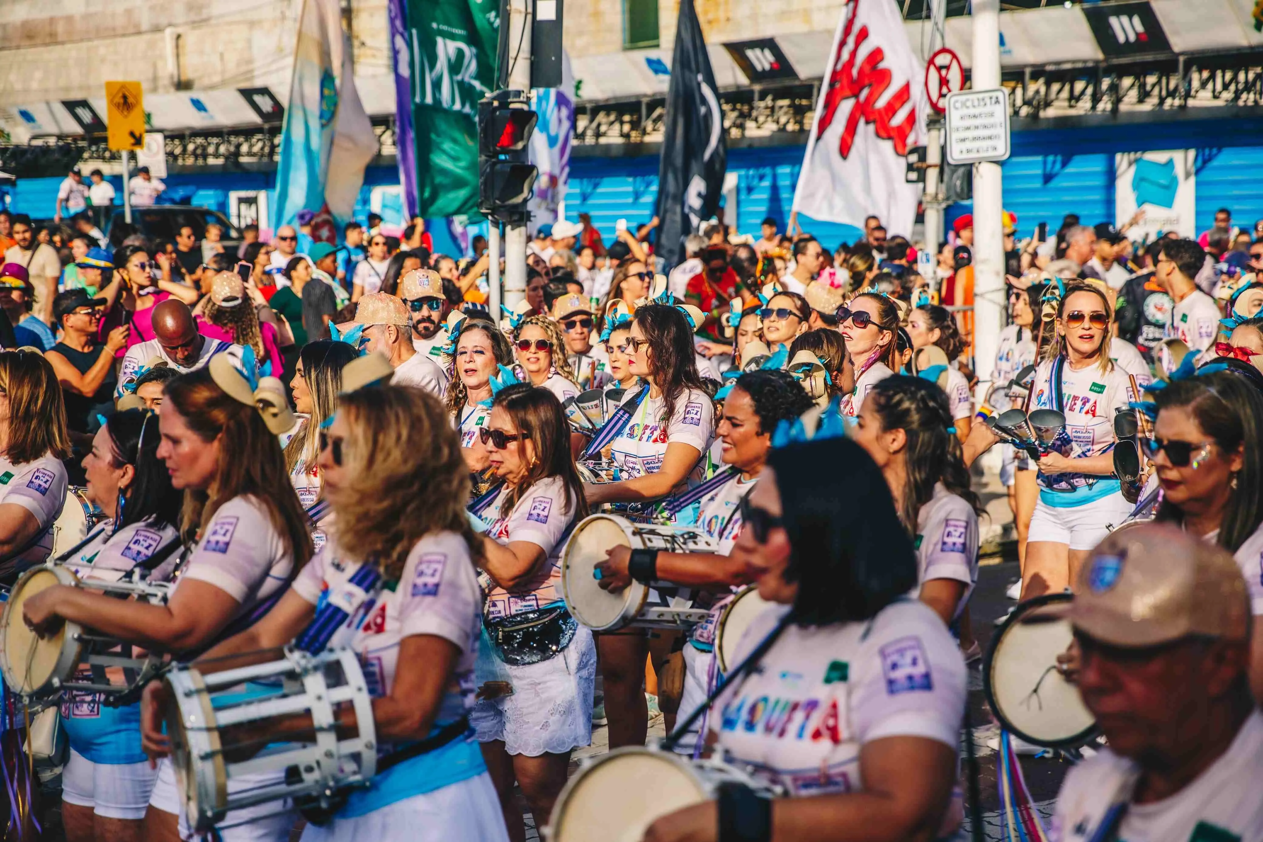 Grupo de mulheres com instrumentos do grupo Baqueta