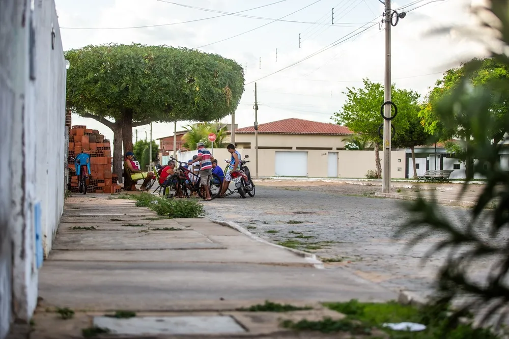 População nas ruas de Jaguaribara