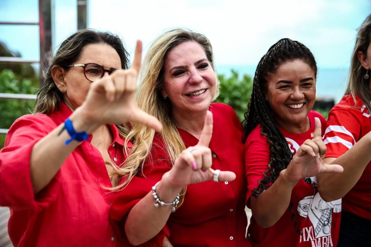 Campo de Esquerda, grupo de Adriana Almeida e Luizianne Lins, poderá ter candidatura no PED 2025 para presidência do PT Fortaleza.