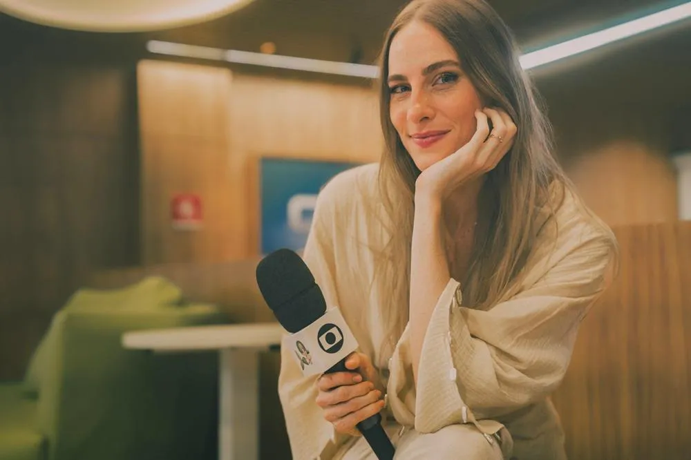Atriz Dani Gondim interpreta a personagem Marília Álvarez, referência à jornalista Marina Alves, no telefilme