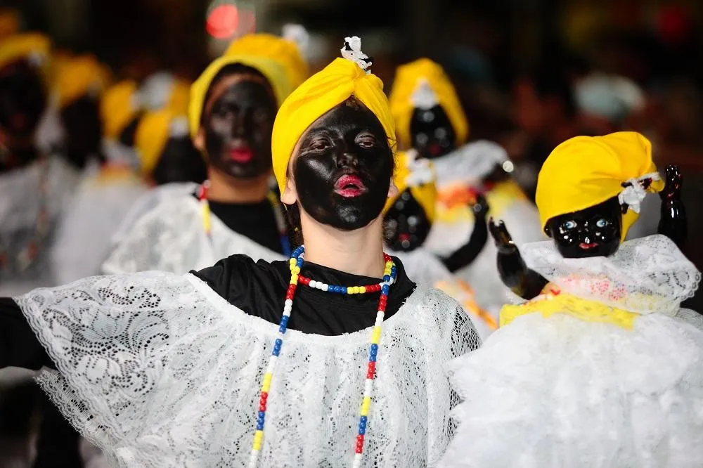 Agremiações começam a se preparar ainda no ano anterior, e desfilam na avenida costumes e lutas