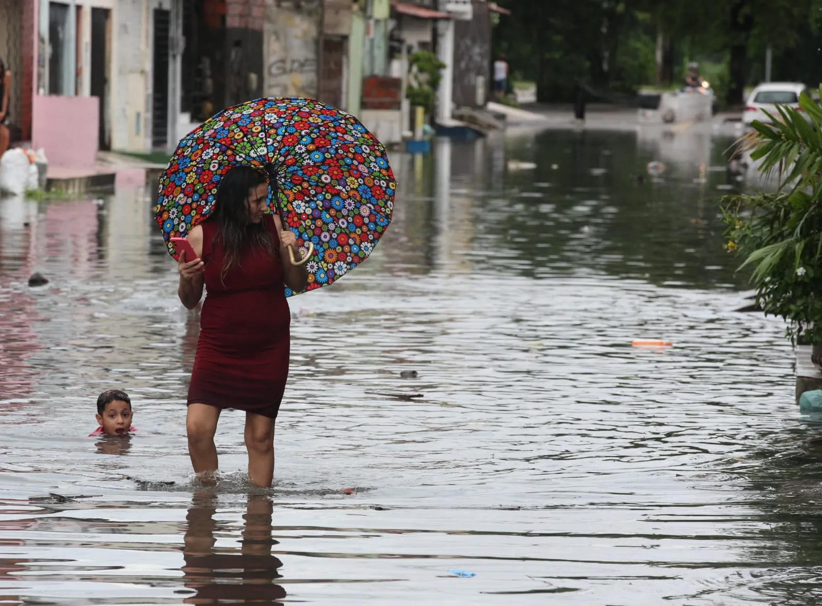 Alagamentos no bairro Aerolândia inundaram ruas