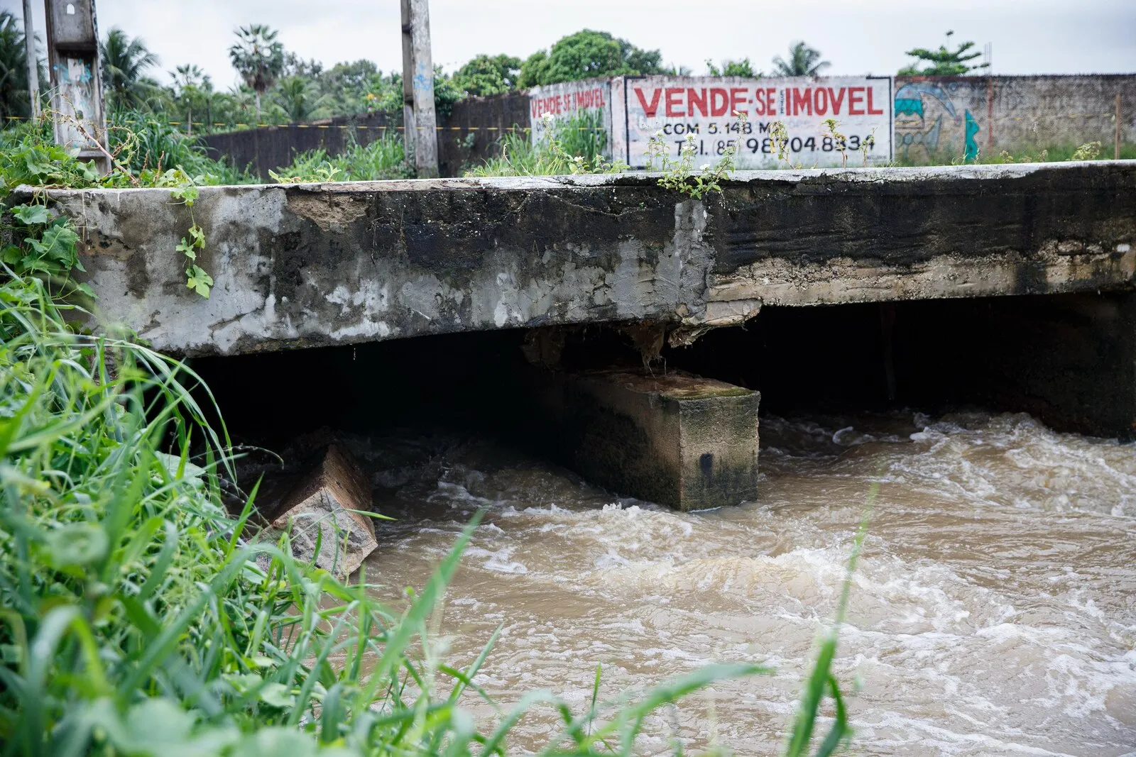 Estrutura de ponte sobre canal que corta a avenida por baixo está danificada