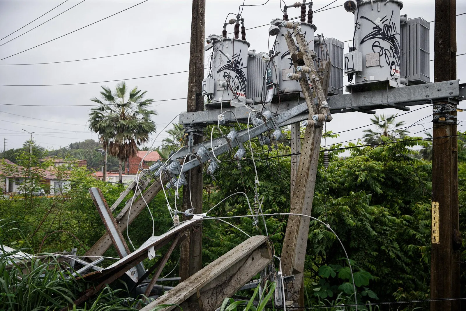 Postes caíram após chuvas próximo à avenida