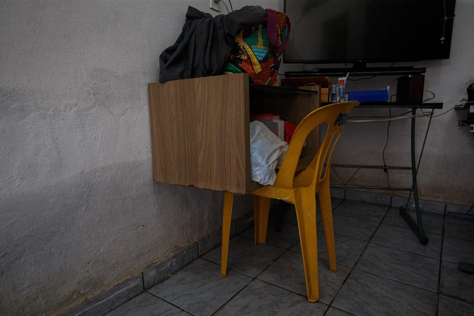 Marca na parede mostra altura à qual a água chegou, enquanto moradores se previnem como podem dos prejuízos