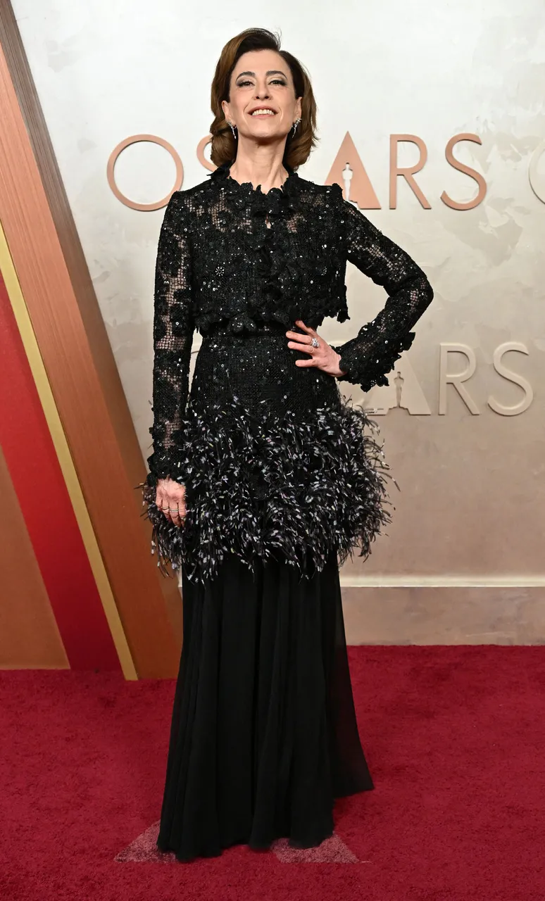 Fernanda Torres posa para fotógrafos no tapete vermelho do Oscar