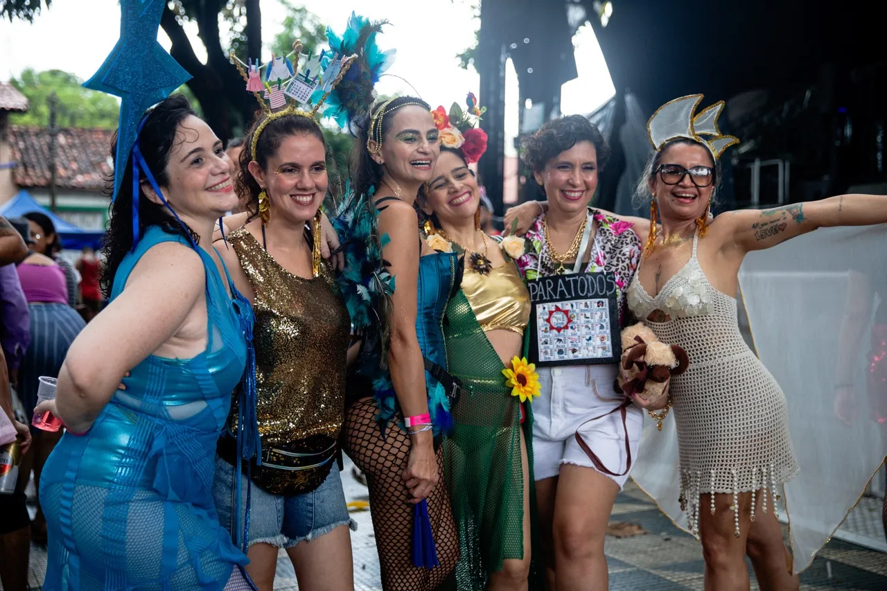 Músicas de compositores cearenses inspiraram fantasias de grupo de amigas que pularam carnaval na Praça da Gentilandia, no Benfica — 