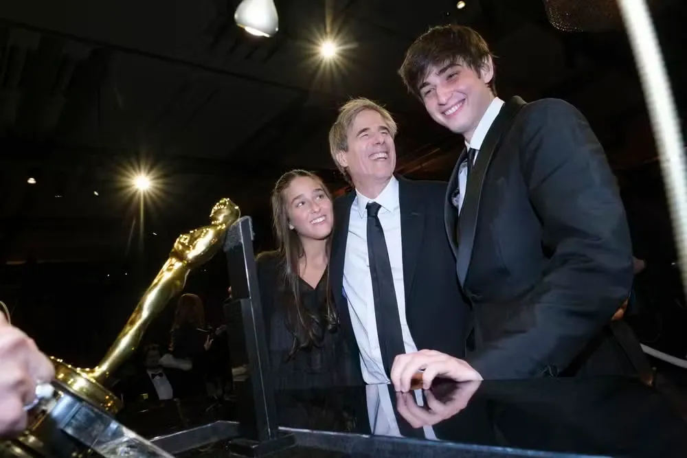 Walter Salles entre os filhos Helena e Vicente após receber o Oscar