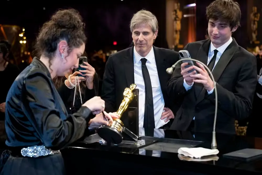 Walter Salles aguarda enquanto tem seu nome inscrito em estatueta do Oscar