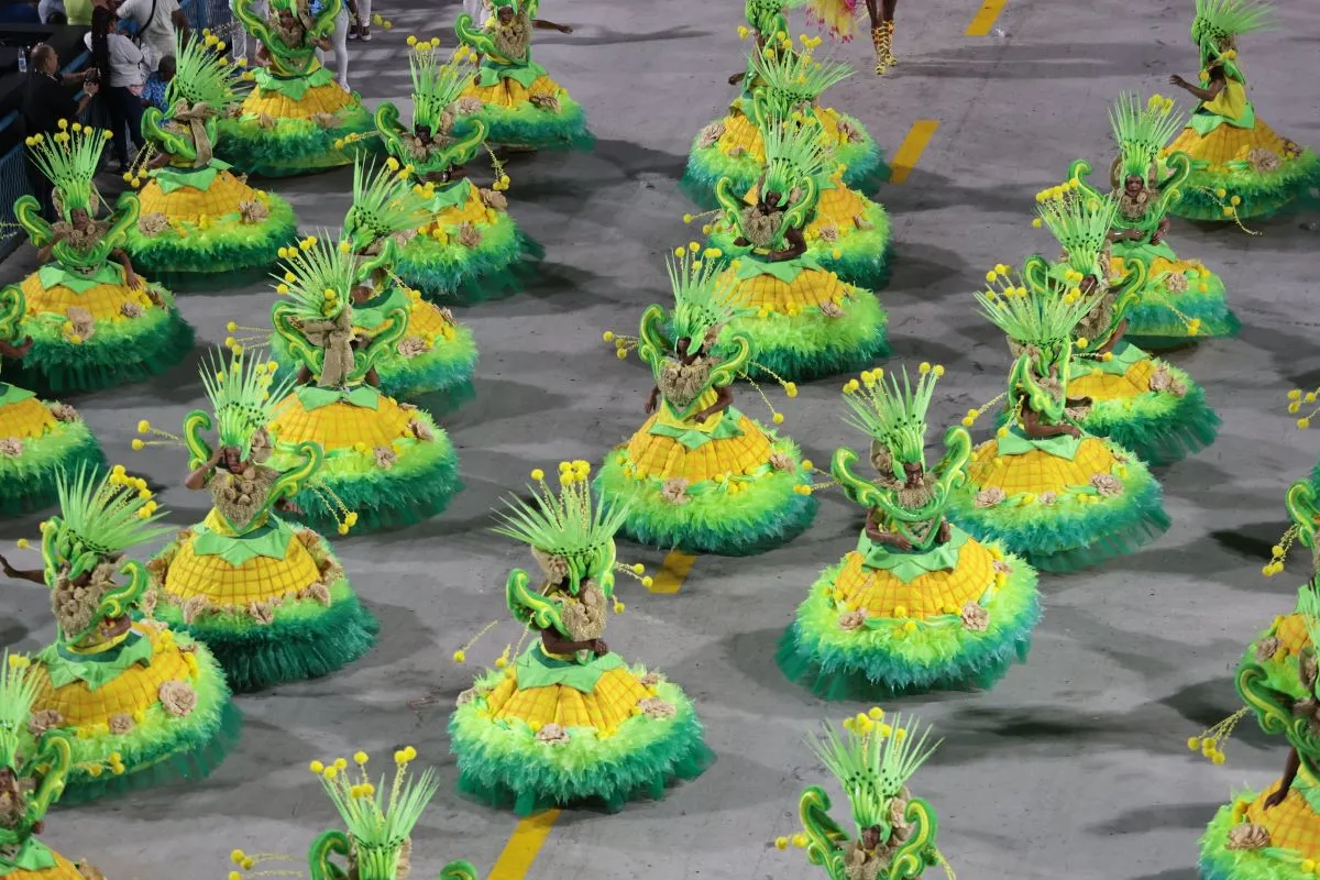 Baianas se vestiram de milho-verde para representar a comida típica do São João