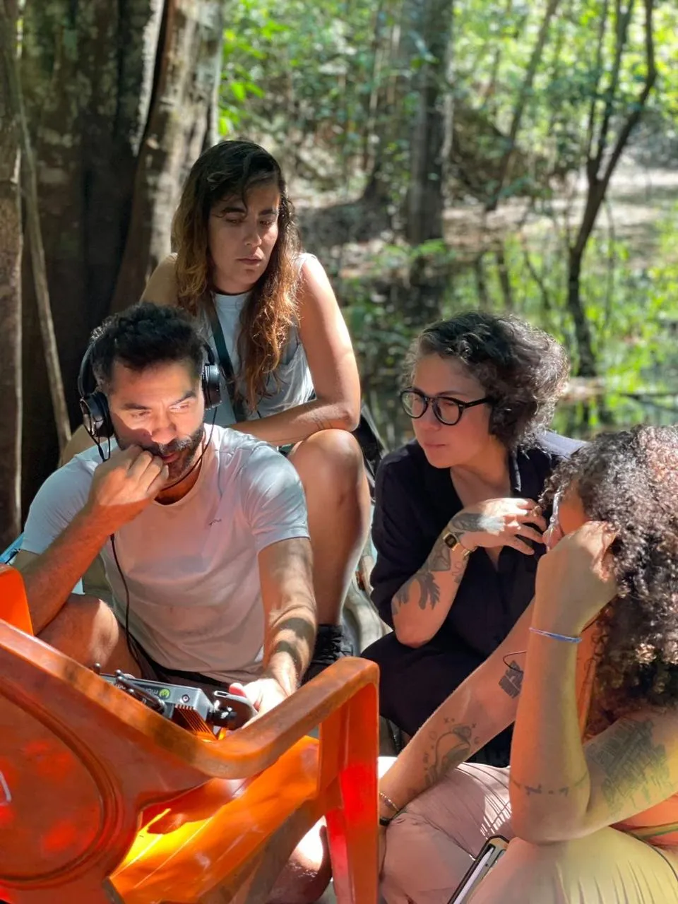 Dayse (de óculos) durante gravações do longa 'O último Azul', dirigido pelo pernambucano Gabriel Mascaro (de fone)