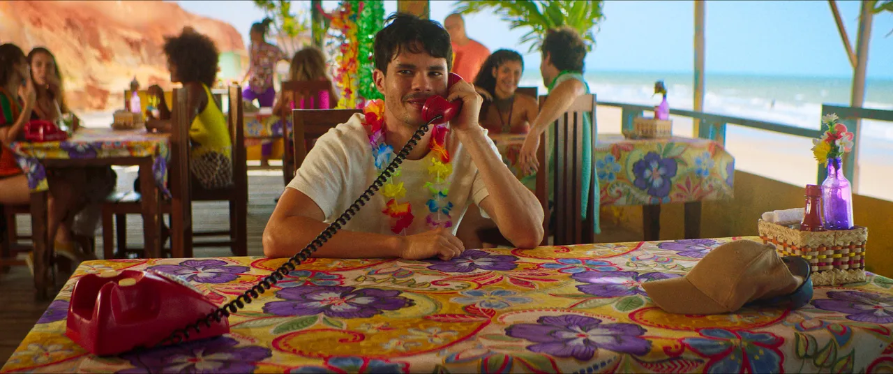 Vinícius Teixeira interpreta o protagonista Lucas, que reencontra uma paixão antiga, Felipe (Gabriel Fuentes), durante uma viagem a Canoa Quebrada