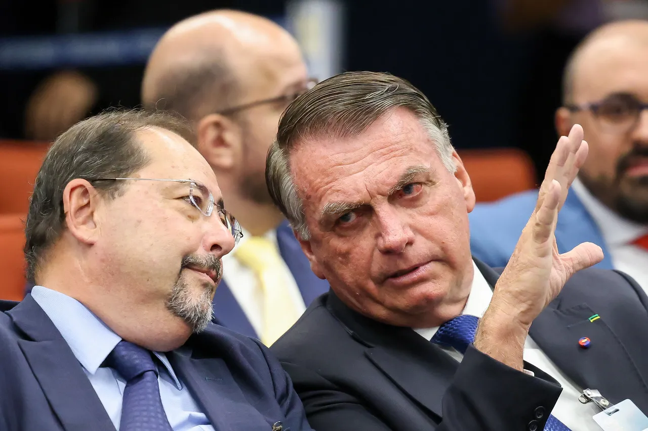 Bolsonaro conversa com o advogado Celso Sanchez Vilardi durante o julgamento da Primeira Turma do STF