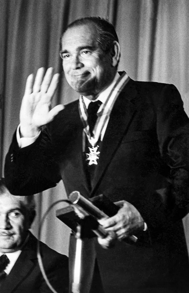 Edson homenageado com a Medalha do Mérito Industrial em 25 de maio de 1982