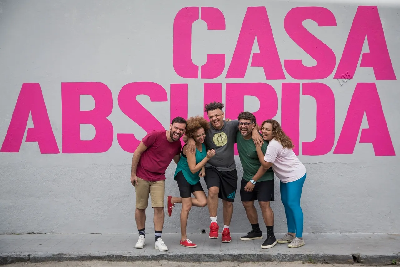 Segunda sede do grupo, aberta ao público em 2019, a Casa Absura está localizada no bairro Aldeota. Por lá acontecem ensaios, apresentações e outras atividades artísticas