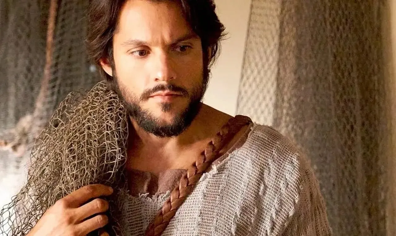 Shahar Isaac vive Simão Pedro na série The Chosen.