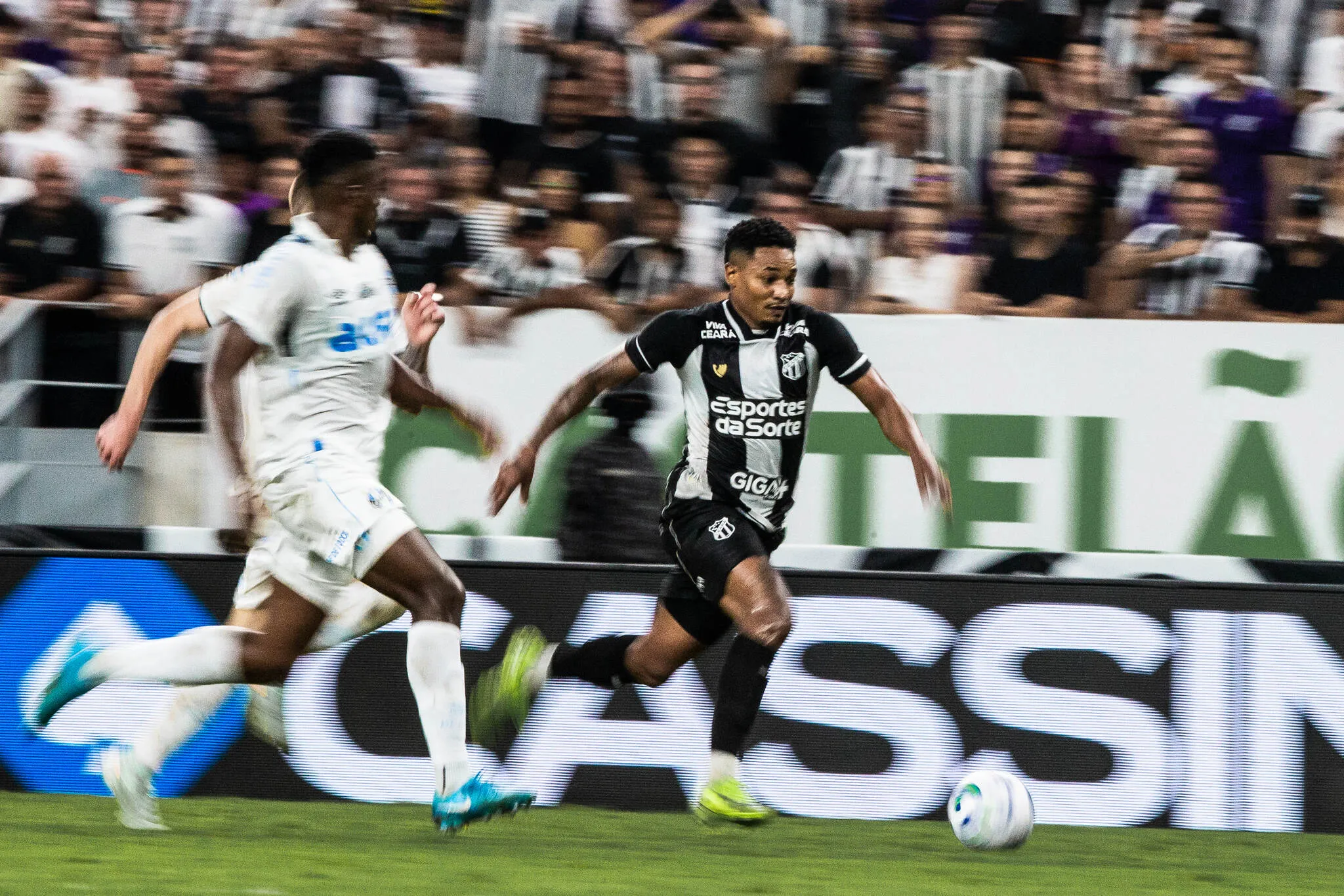 Fernandinho, atacante do Ceará, em partida contra o Grêmio