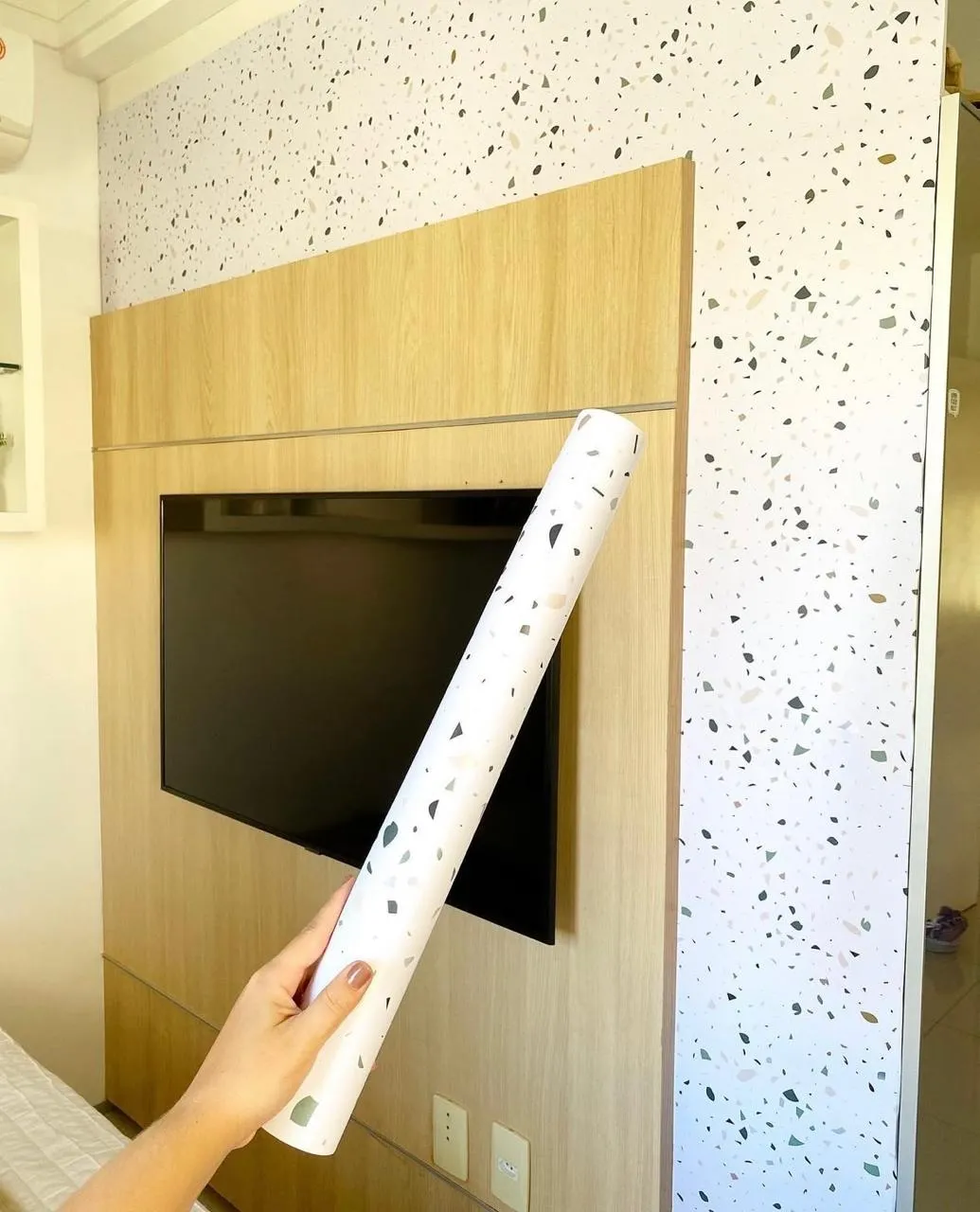 Já usei a estampa granilite em papel de parede para decorar a parede de um painel de TV. A estampa marcou as décadas de 60 e 70