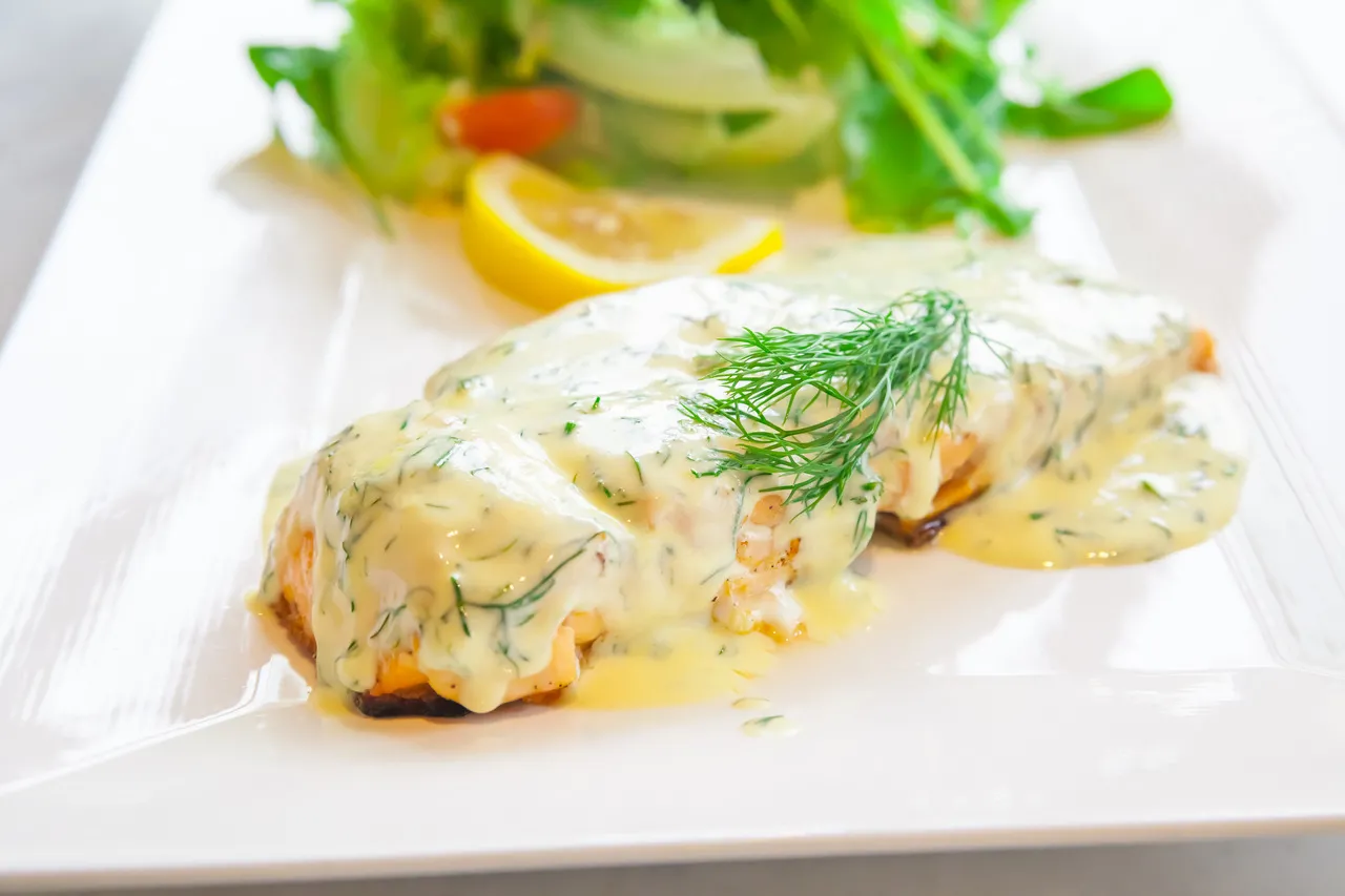 Receita de filé de peixe ao molho branco é deliciosa e fácil de fazer