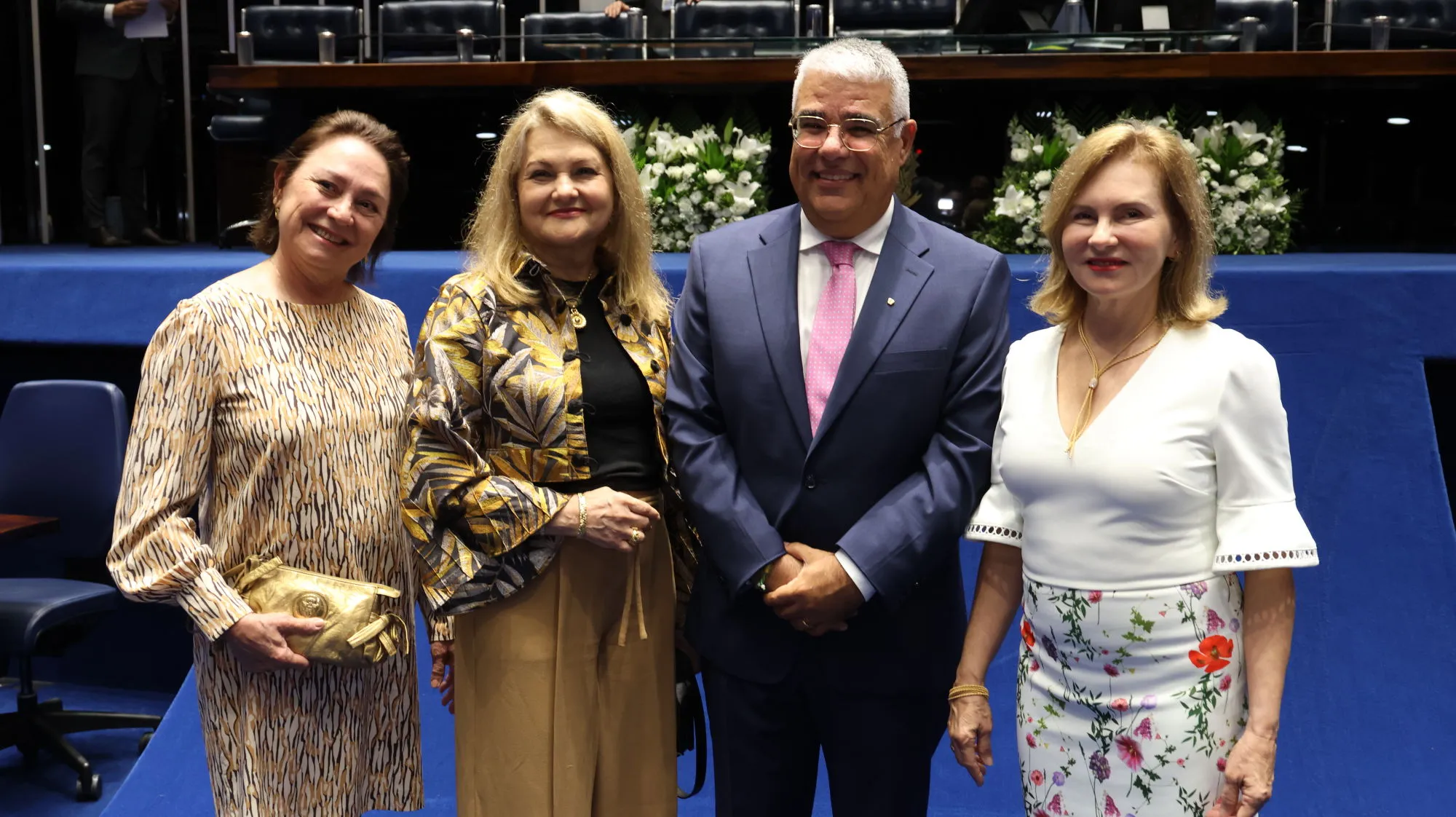 Paula, Lenise e Renata Queiroz com o Senador Eduardo Girão