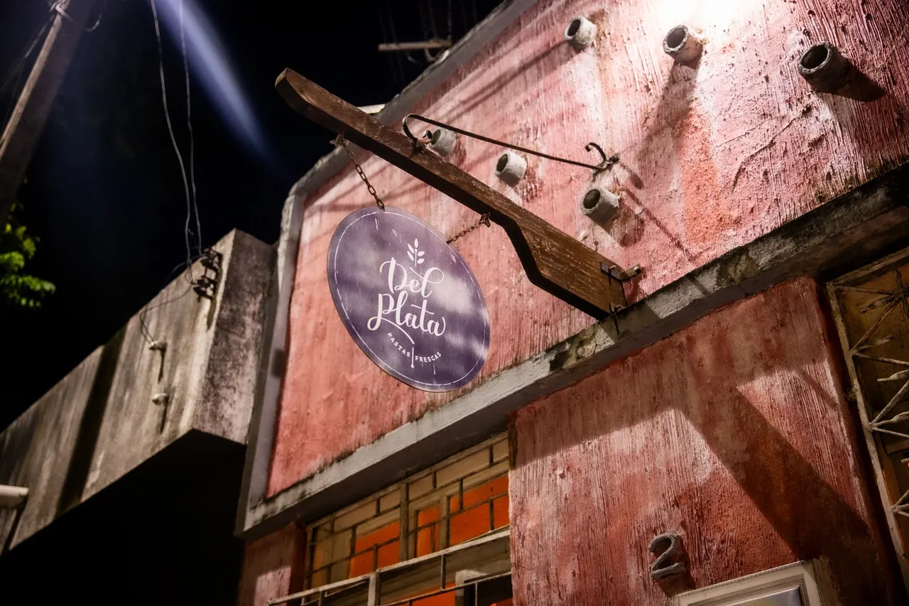Detalhe da fachada do restaurante Del Plata, em Fortaleza, que foi aberto na primeira casa onde o chef e proprietário Gerardo Hugo Vegas morou em Fortaleza ao vir da Argentina
