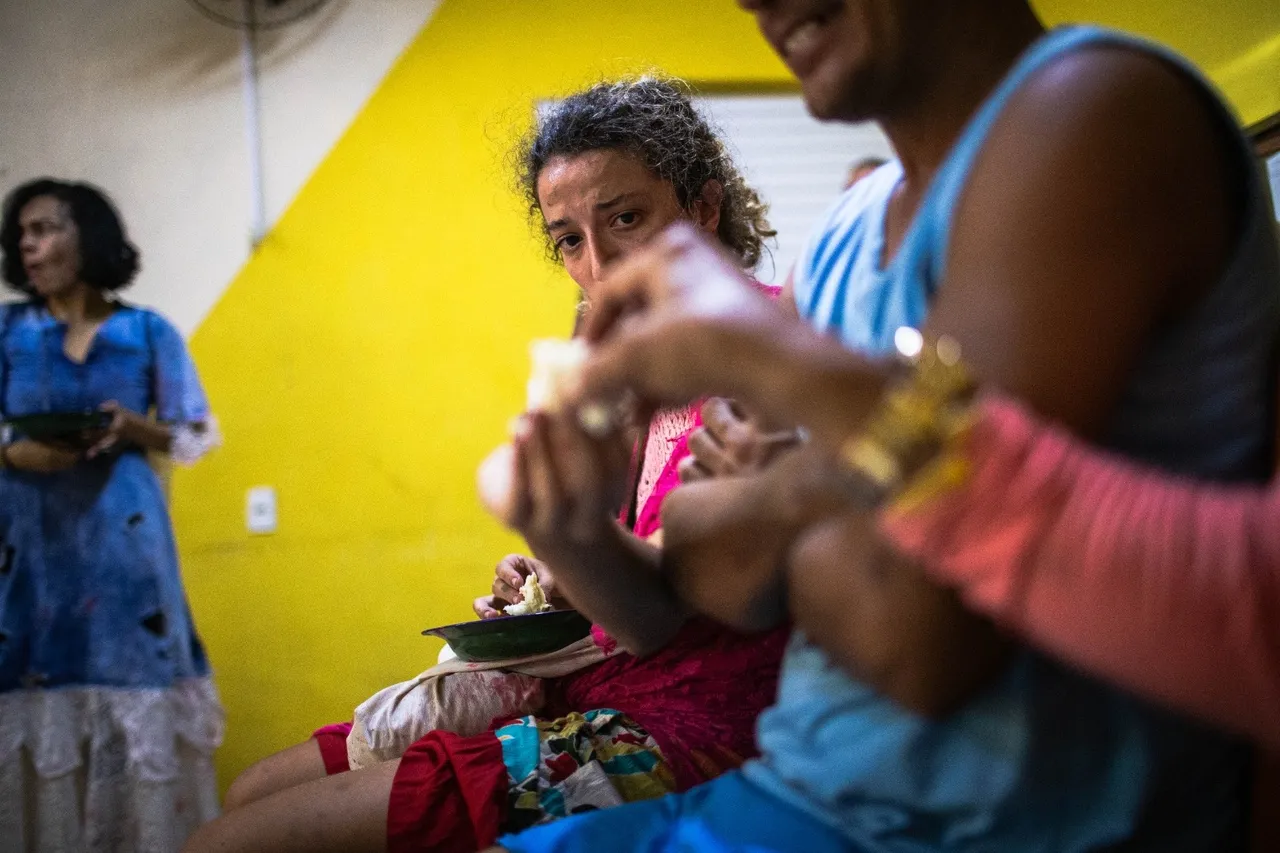 Paixão de Cristo do Grupo Avia de Teatro aproxima narrativa de Jesus das ruas
