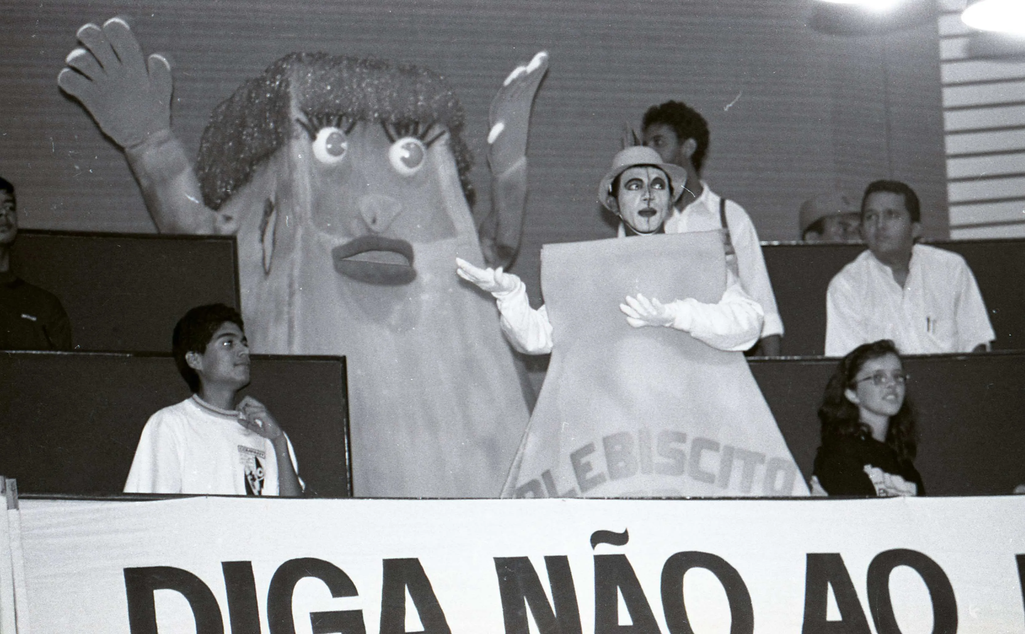 Mobilização no Plenário da Alece em 15 de março de 1993
