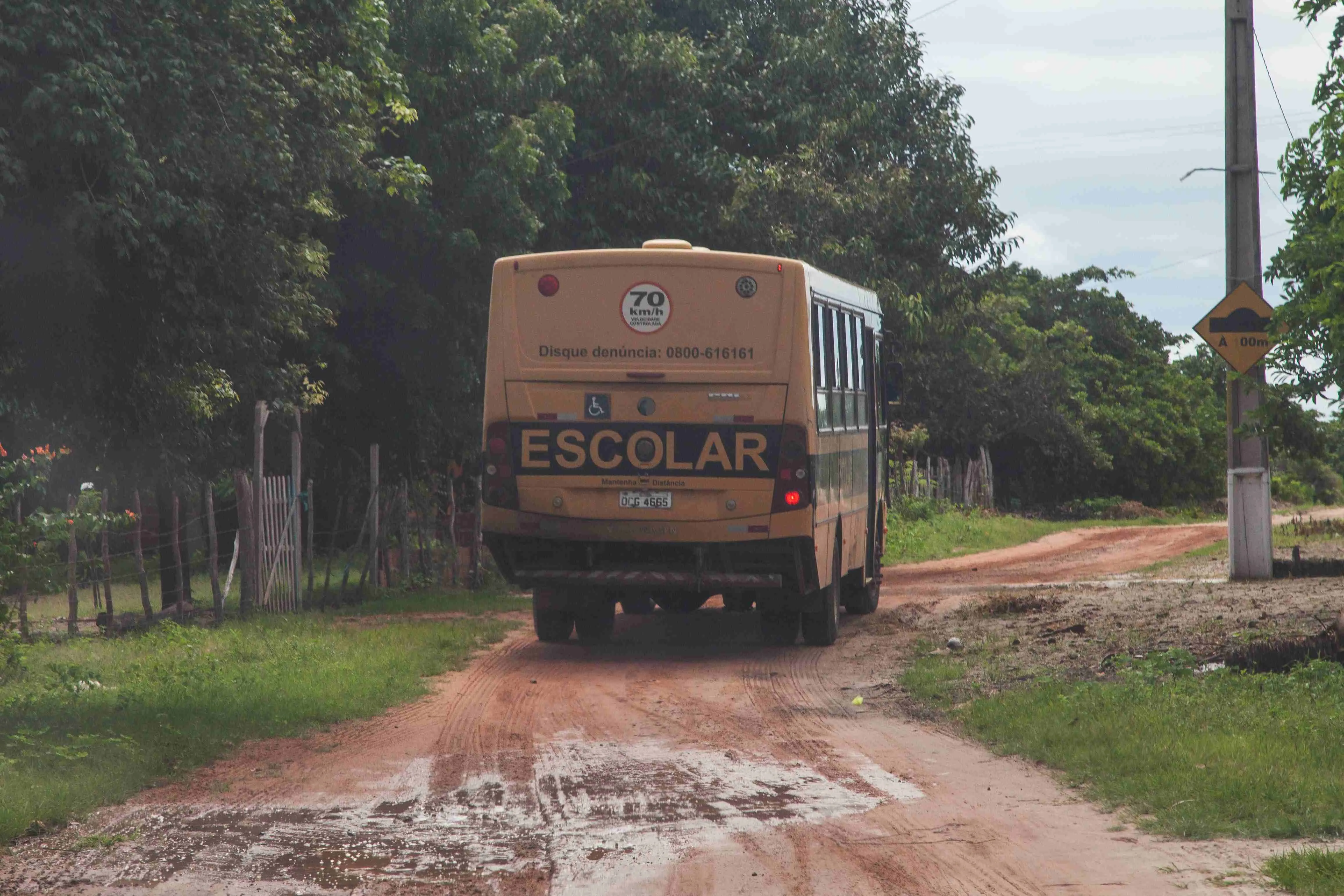 Ônibus escolar em Almofala, aldeia Tremembé no município de Itarema, em 2018
