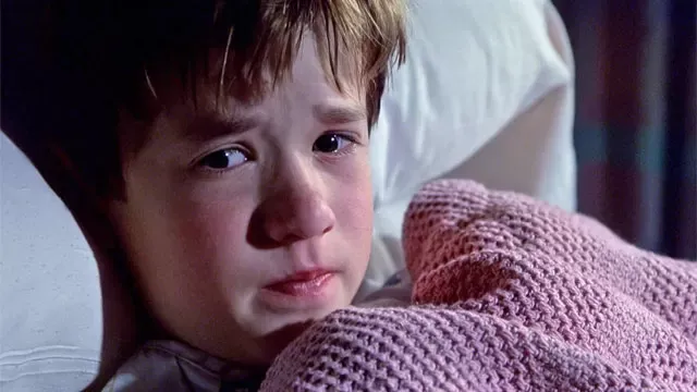 Haley Joel Osment ficou mundialmente famoso ao interpretar o menino Cole em O Sexto Sentido (1999). Um dos diálogos mais marcantes do longa é quando ele diz que vê 