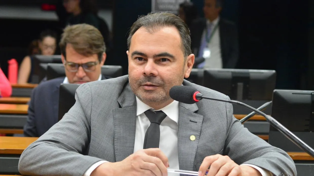 Idilvan Alencar estava como deputado federal e em janeiro de 2025 assumiu a Secretaria Municipal de Educação