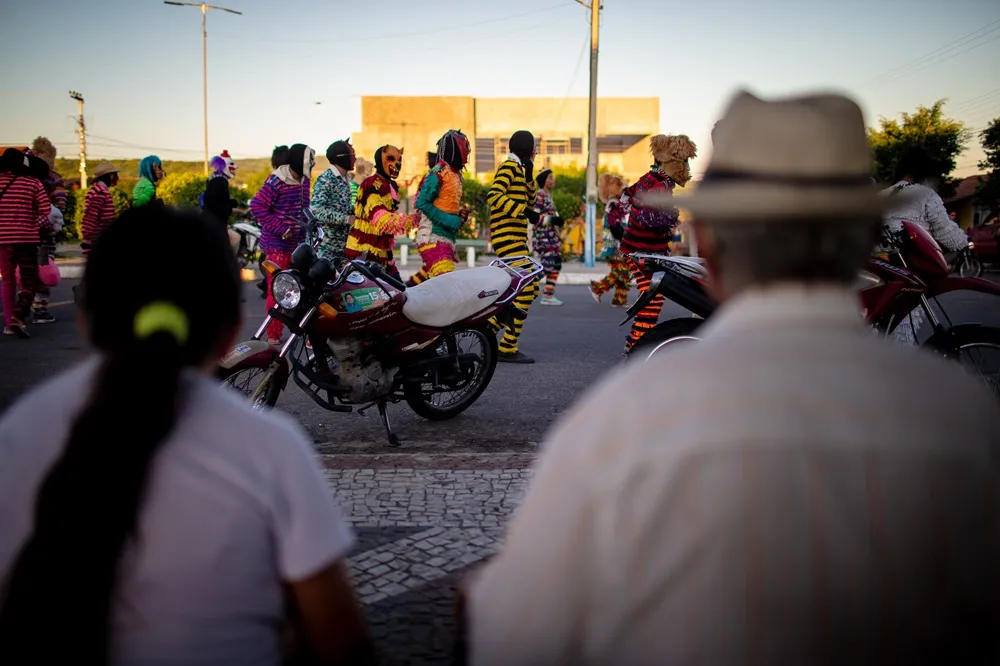 Pesquisador ressalta a força dos Caretas por onde eles passam, como nesta imagem de um casal contemplando o cortejo em Saboeiro