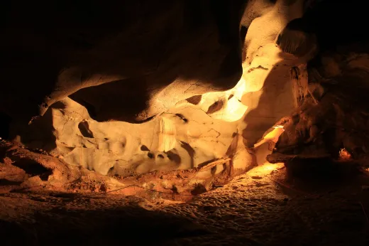 O interior da gruta é iluminado por refletores alimentados por energia elétrica