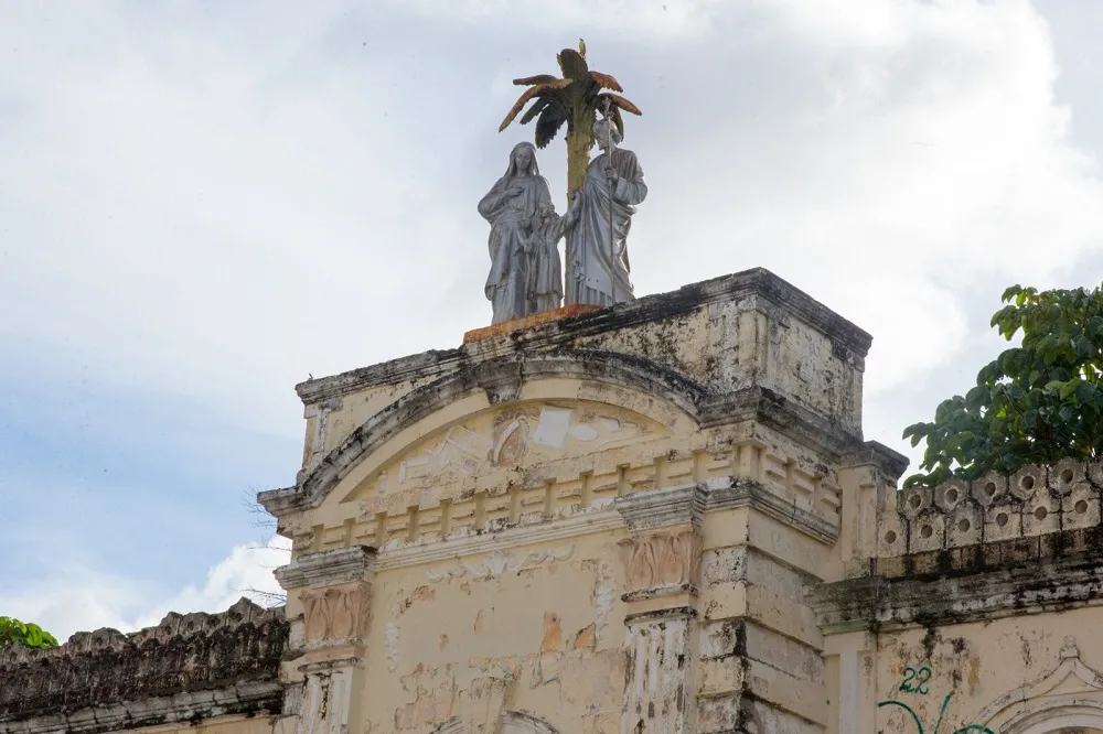 Detalhes da área externa do prédio da Escola Jesus, Maria e José, no Centro de Fortaleza