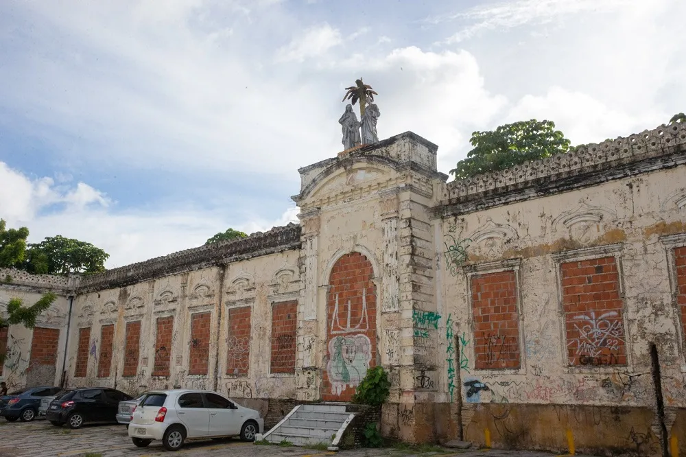 Prédio da Escola Jesus, Maria e José, no Centro, completamente deteriorado