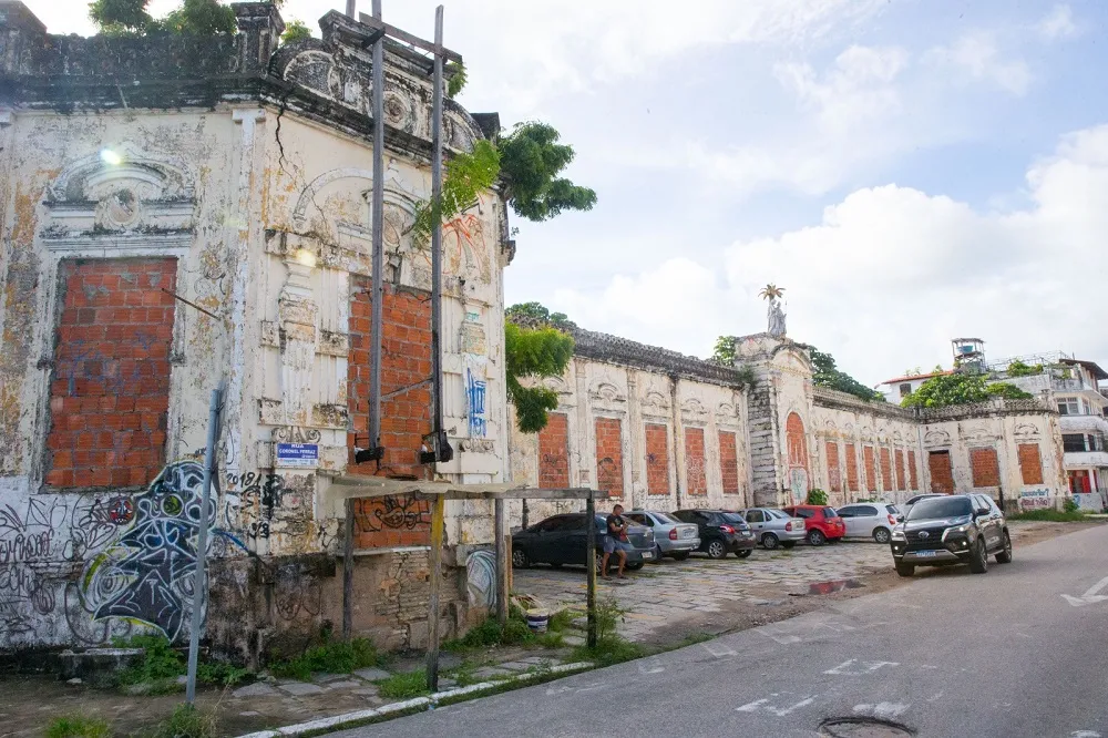Área externa do prédio da Escola Jesus, Maria e José, no Centro de Fortaleza
