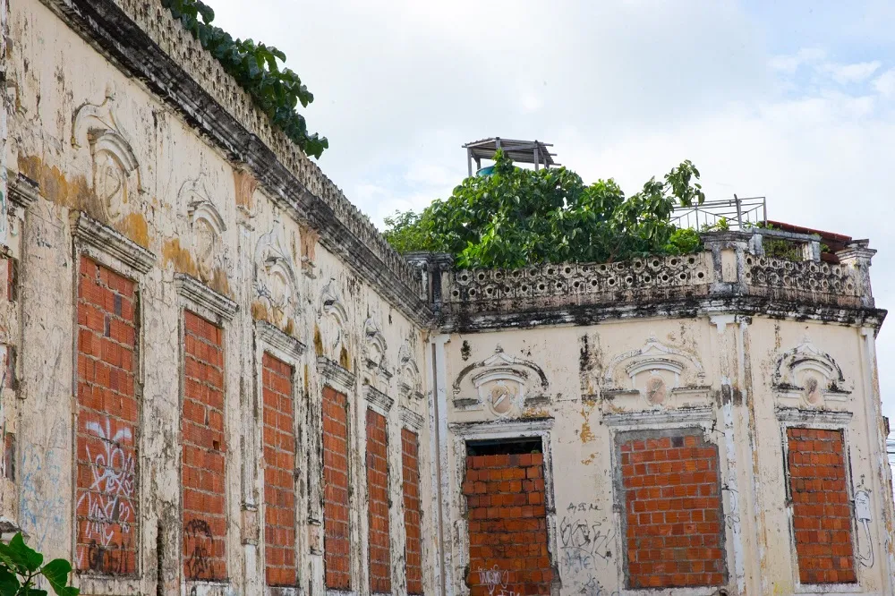 Detalhes da área externa do prédio da Escola Jesus, Maria e José, no Centro de Fortaleza