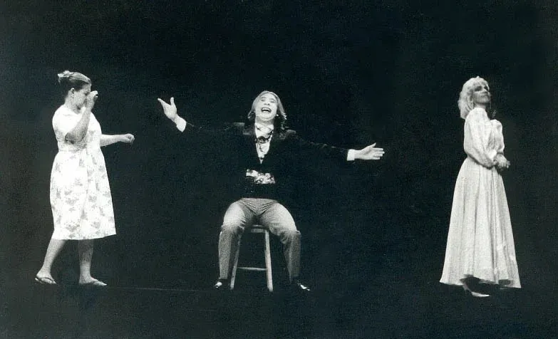 Hiramisa Serra, Arnaldo Matos e Ayla Maria em cena em uma das montagens da Comédia Cearense do texto 