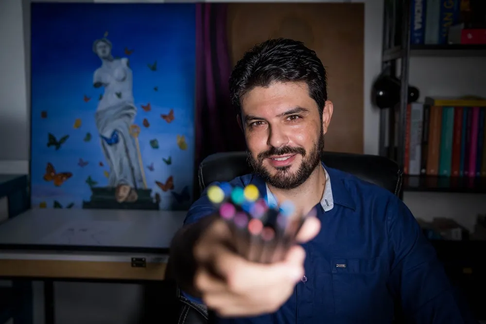 Diante da tela em branco e munido de lápis de cor, Wagner Sales segue reinventando mundos possíveis
