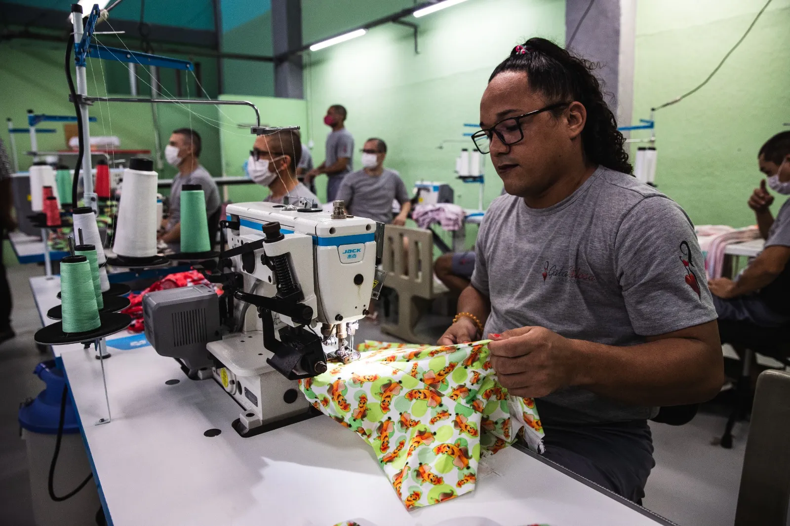 Daniela Del Rey, mulher trans, realiza trabalho de costura em fábrica instalada em presídio no Ceará
