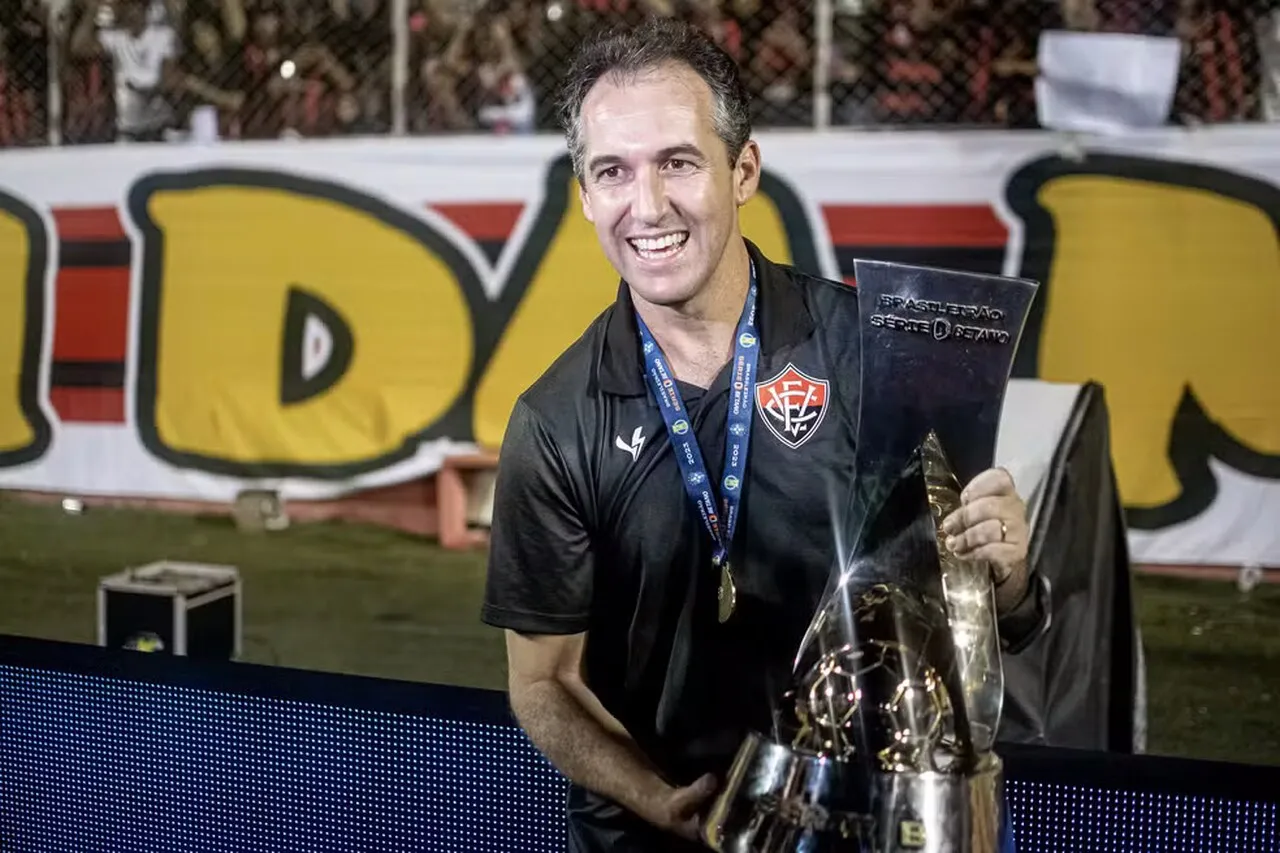 Em 2023, Léo Condé conquistou a taça de campeão da Série B pelo Vitória-BA