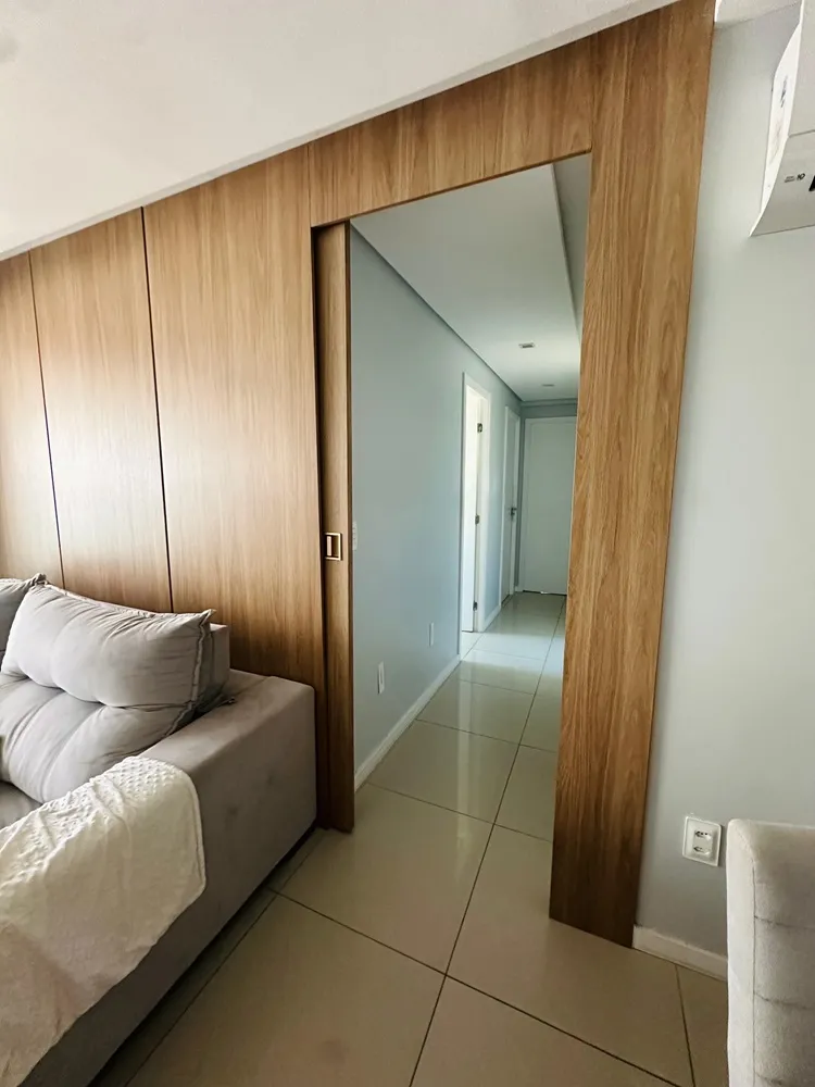 Porta mimetizada na minha casa; neste caso, ela dá acesso aos quartos