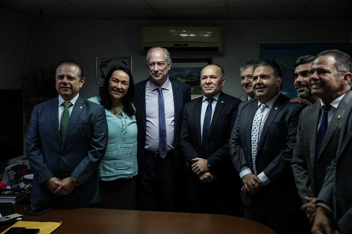 Ciro Gomes em encontro com os deputados Cláudio Pinho (PDT), Dra. Silvana (PL), Alcides Fernandes (PL), Antônio Henrique (PDT), Felipe Mota (União), Queiroz Filho (PDT) e Lucinildo Frota (PDT)