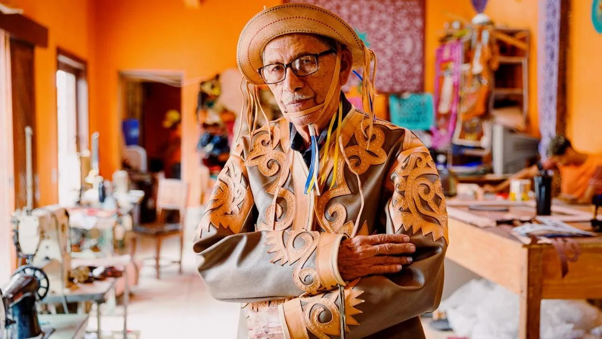 Nascido em uma família de seleiros, o artista trabalha com seis filhos e dois netos no ateliê em Nova Olinda, interior do Ceará