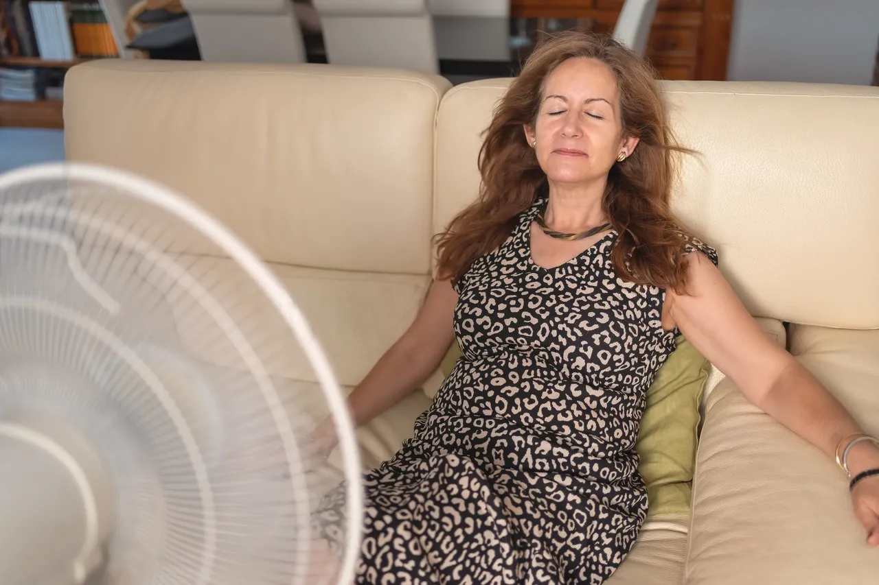 O climatério pode trazer desafios emocionais e físicos para as mulheres, como alterações de humor e sensação de cansaço.