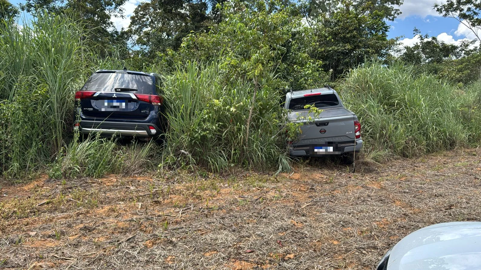 Veículos abandonados pelos criminosos após a invasão à fazenda do deputado Eunício Oliveira
